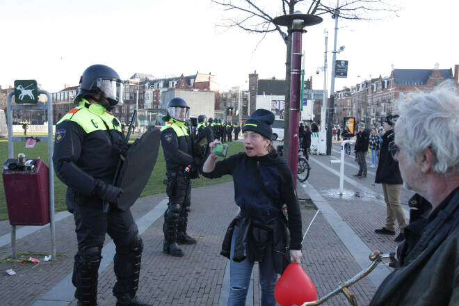 Nīderlande, Amsterdama 2021. gada 21. februārī. Komandantstundas ieviešana izprovocēja valstī pēdējās desmitgadēs lielākās nekārtības.