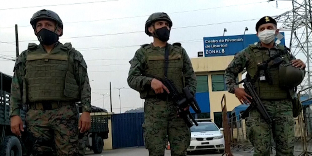 Ekvadorā trīs cietumu dumpjos gājuši bojā vismaz 75 ieslodzītie