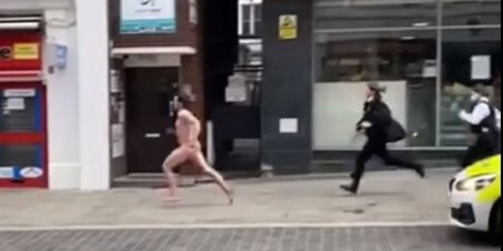 «Главное — без маски»: погоня полицейских за голым мужчиной повеселила сеть