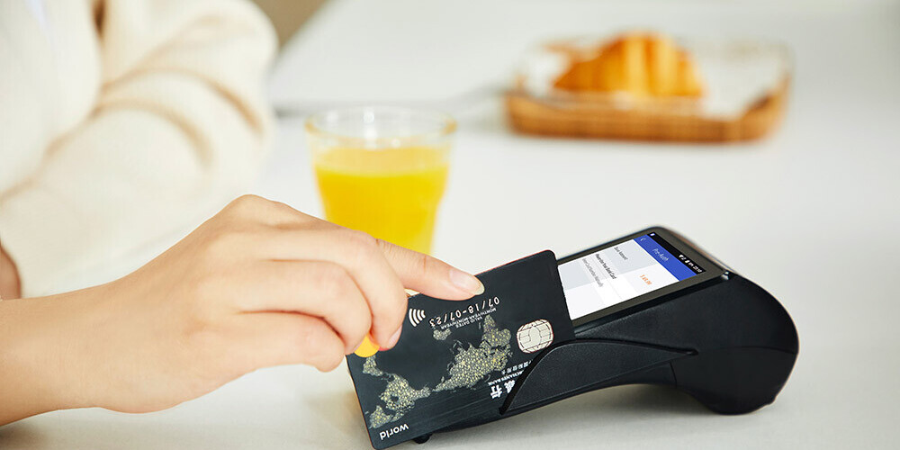 Pandēmijas ietekmē Šveicē cilvēki norēķiniem vairāk sākuši izmantot kredītkartes