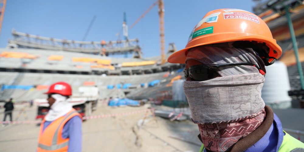 Futbols uz mirušo kauliem: gatavojoties Pasaules kausam Katarā, pēkšņi miruši tūkstošiem strādnieku