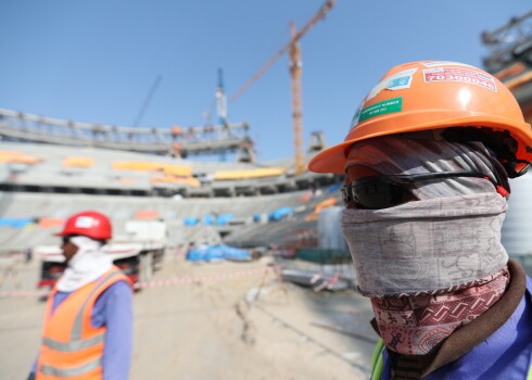 Futbols uz mirušo kauliem: gatavojoties Pasaules kausam Katarā, pēkšņi miruši tūkstošiem strādnieku
