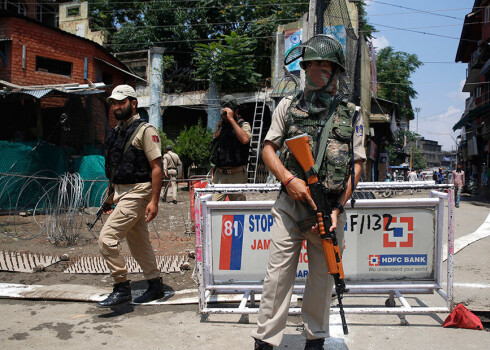 Indija un Pakistāna vienojas izbeigt apšaudes uz robežas Kašmirā