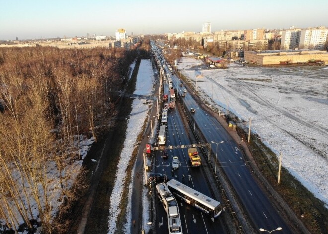 Vienā vietā Rīgā avarējuši deviņi spēkrati, tostarp autobuss un trolejbuss