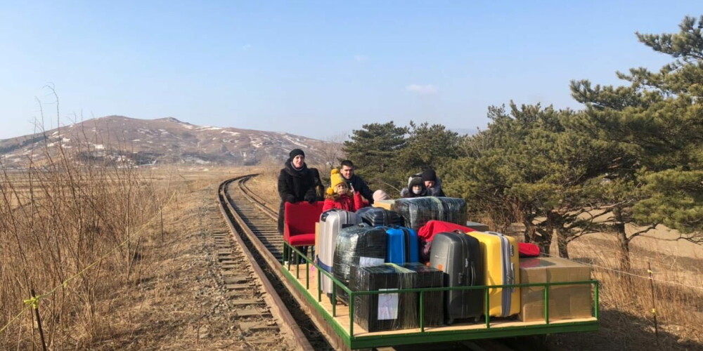 Kuriozs Krievijā: diplomāti atgriežas no Ziemeļkorejas, pa sliedēm stumjot dzelzceļa drezīnu