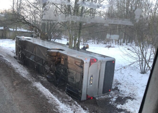 Allažu pagastā grāvī iegāzies pasažieru autobuss; cietuši seši cilvēki