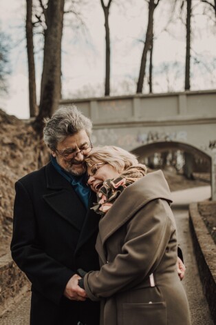 Senioru mīlestība ir ļoti smalka tēma un daudziem liek justies pavisam neērti. Bērni un mazbērni bieži ir šausmās un pat nespēj iedomāties, ka arī opis vai ome varētu alkt pēc romantiskām vai seksuālām attiecībām.