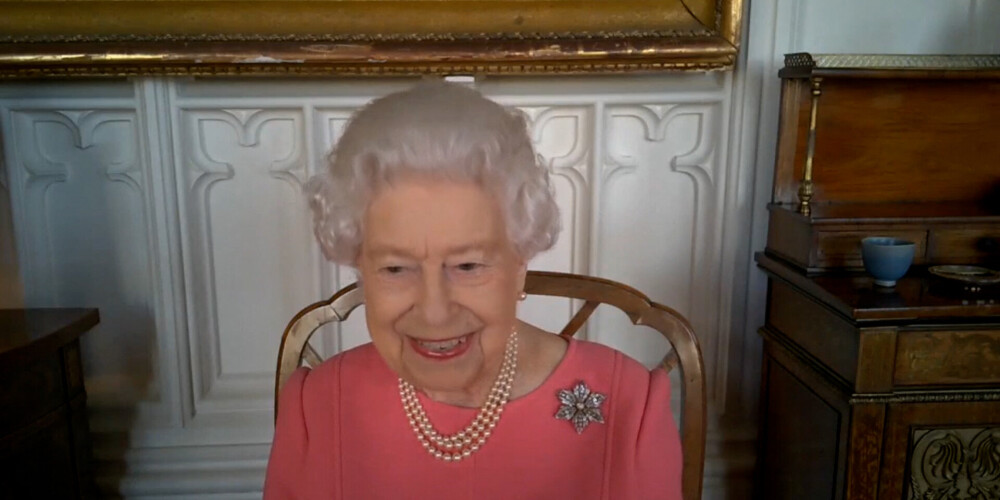 VIDEO: karaliene Elizabete dalās sajūtās pēc vakcīnas saņemšanas