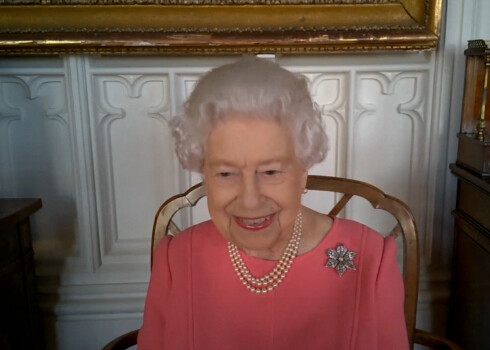 VIDEO: karaliene Elizabete dalās sajūtās pēc vakcīnas saņemšanas