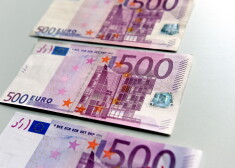 500 eiro banknotes.