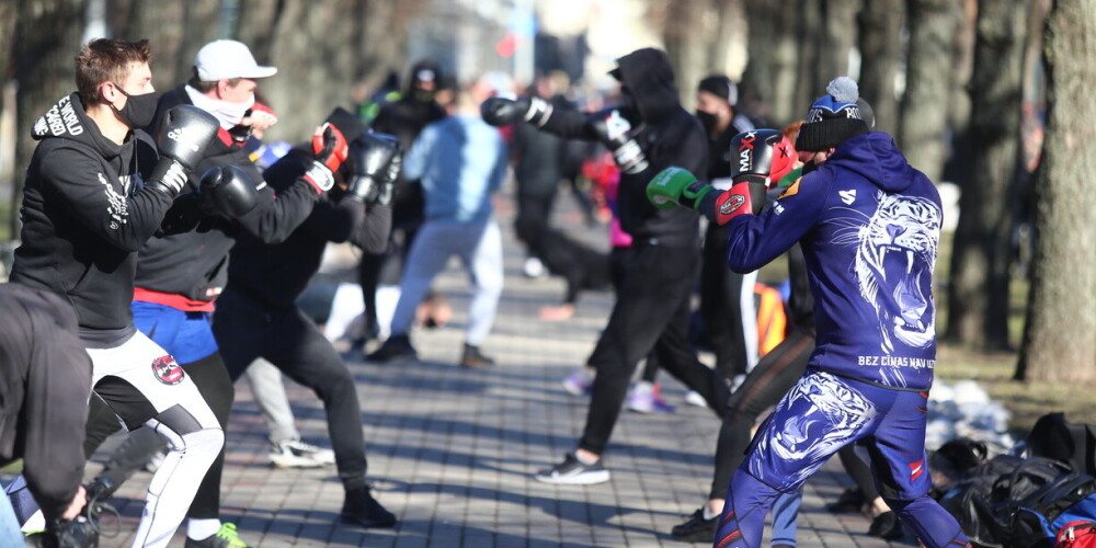 Pie Ministru kabineta šodien pulcējās cīņas sporta pārstāvji, fitnesa entuziasti un citi sportisti. Rīkotāji aicina valdību neaizmirst par sportistiem Covid-19 laikā.