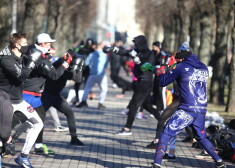 Cīņas meistari un citi sportisti pie Ministru kabineta uzrīko atvērto treniņu, aicina valdību uz dialogu