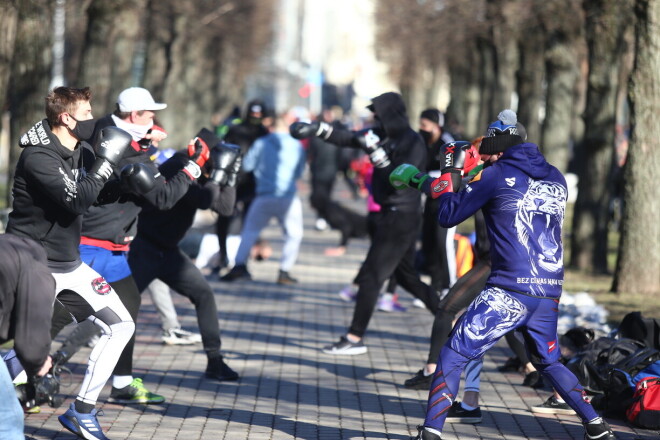 Pie Ministru kabineta šodien pulcējās cīņas sporta pārstāvji, fitnesa entuziasti un citi sportisti. Rīkotāji aicina valdību neaizmirst par sportistiem Covid-19 laikā.