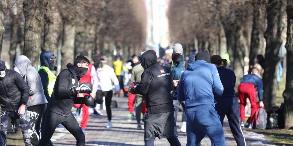 Фото: спортсмены Латвии вышли на пикет у Кабмина