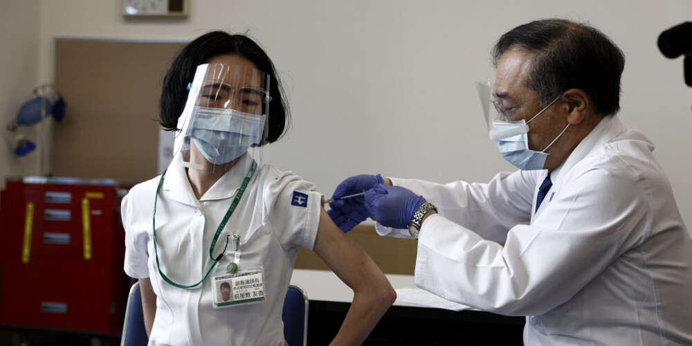 Kāpēc Japāna tik vēlu uzsāka savu vakcinēšanas kampaņu? Pie vainas nelāga pieredze