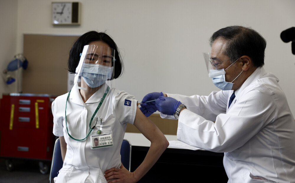 Kāpēc Japāna tik vēlu uzsāka savu vakcinēšanas kampaņu? Pie vainas nelāga pieredze