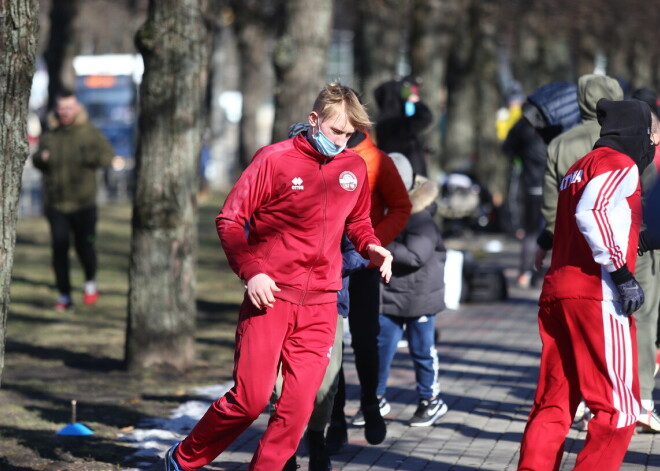 2021. gada 27. februārī pie Ministru kabineta (MK) ēkas Rīgas centrā uz atvērto treniņu sanāca apmēram simts pašmāju sportistu, lai, kā informē organizatori, aicinātu valdību uz dialogu un izstrādātu noteikumus, kuri ļautu sportistiem pilnvērtīgāk trenēties Covid-19 laikā.