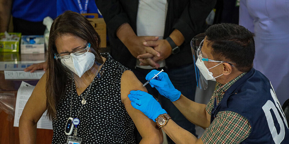 Covid-19 smagi skartajās Filipīnās uzsākta vakcinācija
