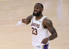 Lebrons Džeimss "Lakers" uzvaru kaldināja ar 19 punktiem un sešām atlēkušajām bumbām.