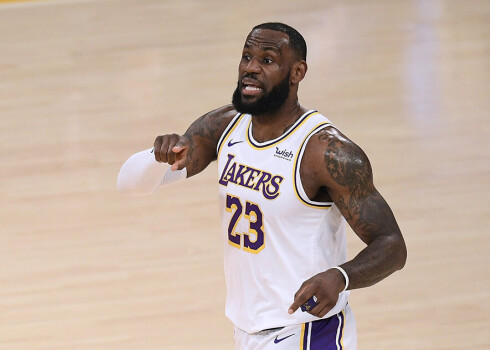 Lebrons Džeimss "Lakers" uzvaru kaldināja ar 19 punktiem un sešām atlēkušajām bumbām.