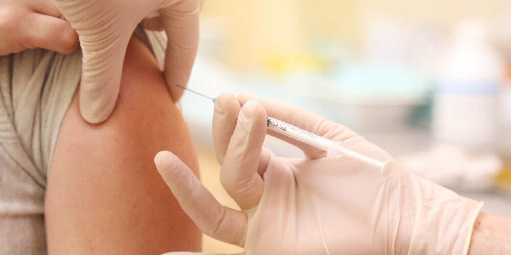 Vakcinācijas absurds Madonā: senioru pāri sūta vakcinēties uz kaimiņpilsētām – katru uz savu