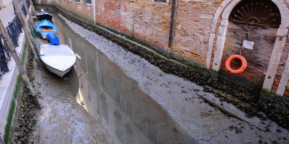Neparasta parādība Venēcijā - plūdu vietā kanālos tikpat kā nav ūdens