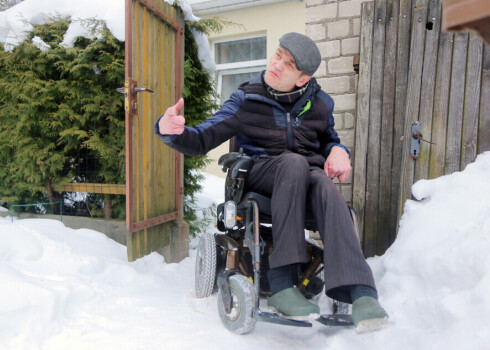 Четыре стены или прогулка с риском для жизни: дилемма инвалидов в Латвии