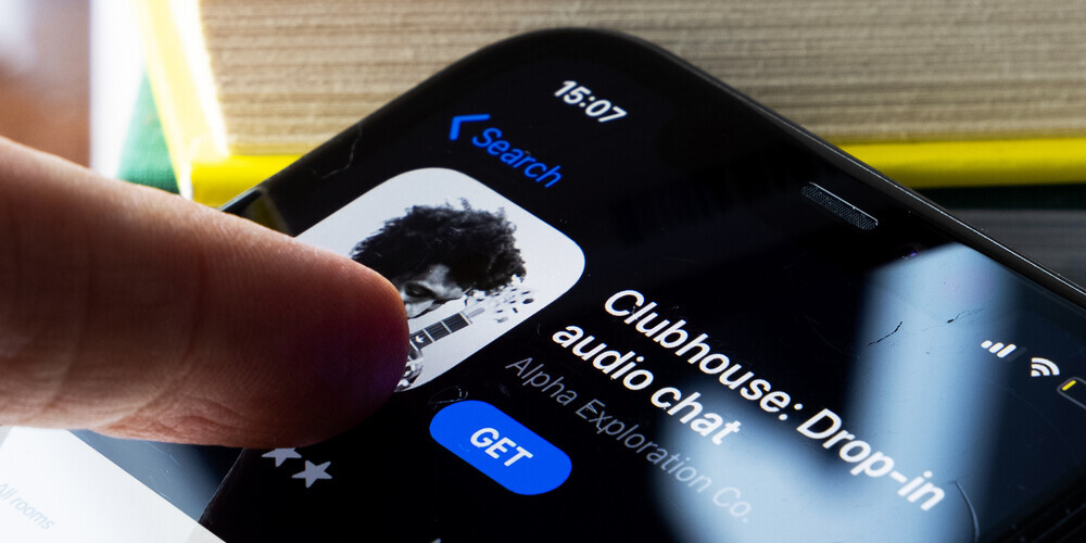 Clubhouse (Клабхаус) — социальная сеть, которая основана на голосовом общении. Приложение было запущено в 2020 году разработчиками программного обеспечения Alpha Exploration Co. По состоянию на декабрь 2020 года приложение оценивалась почти в 100 миллионов долларов. 21 января 2021 года оценка составила один миллиард долларов США.