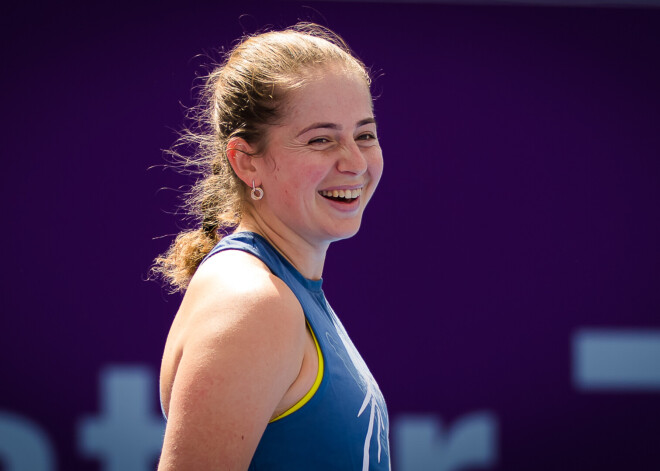 Ostapenko izcīna graujošu uzvaru Dohas WTA 500 turnīra pirmajā kārtā