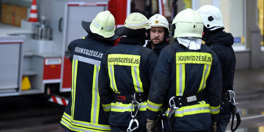 Otrdienas rītā ugunsgrēkā Rīgā izglābti deviņi cilvēki