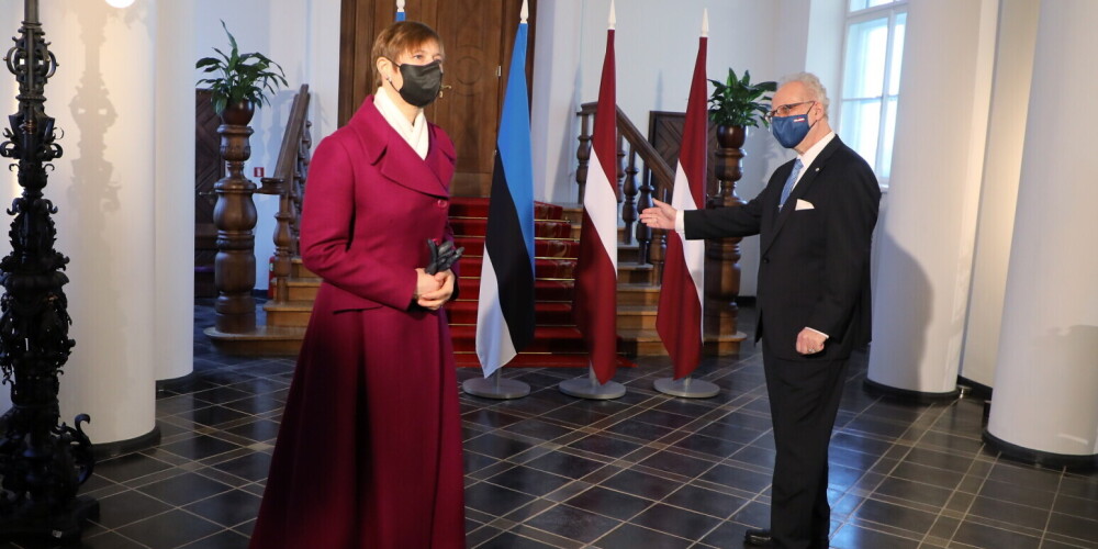 Фото: несмотря на пандемию, в Ригу приехала президент Эстонии и выразила соболезнования