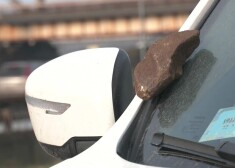 Рига: падающий камень с моста нанес урон автомобилю на 700 евро