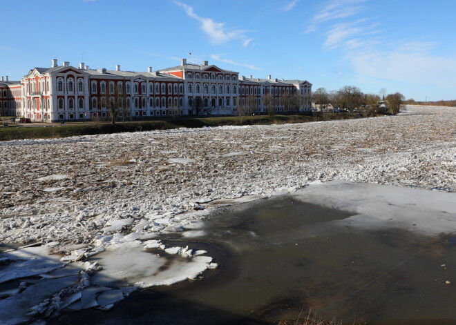 Ar ledu un vižņiem klātā Lielupe Jelgavā.