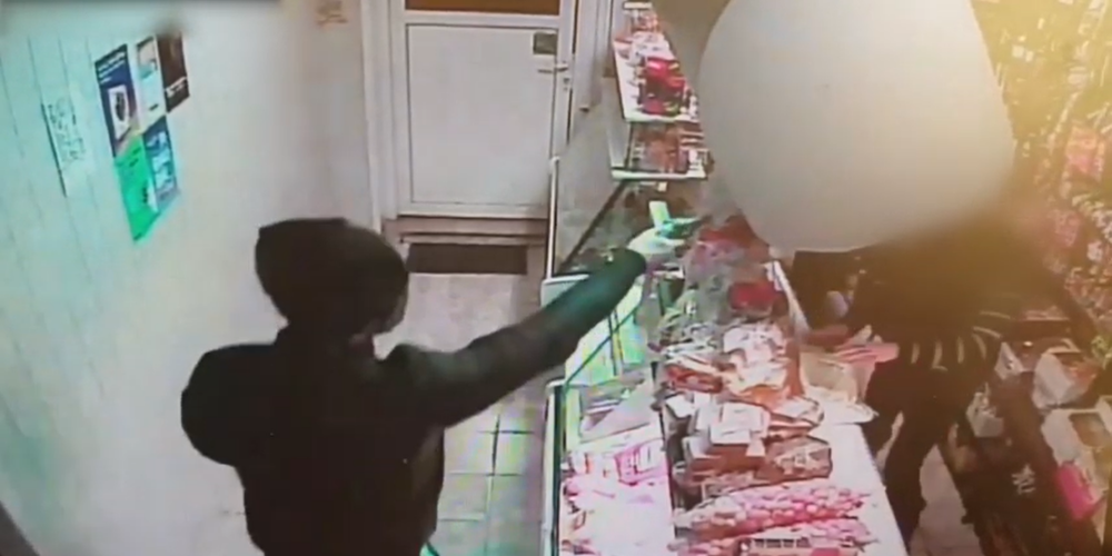 VIDEO: drosmīga pārdevēja Mažeiķos stājas pretī uzbrucējam, kurš draud ar sarūsējušu pistoli