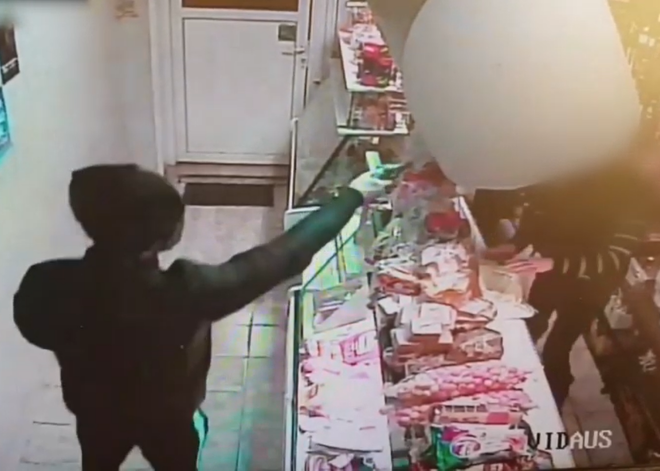 VIDEO: drosmīga pārdevēja Mažeiķos stājas pretī uzbrucējam, kurš draud ar sarūsējušu pistoli