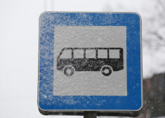 Ceļa zīme - ''Autobusa un trolejbusa pietura''.