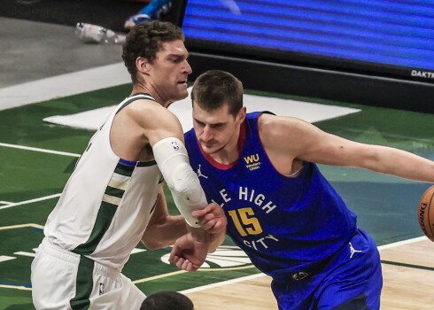 Nikola Jokičs pret Brūku Lopesu.