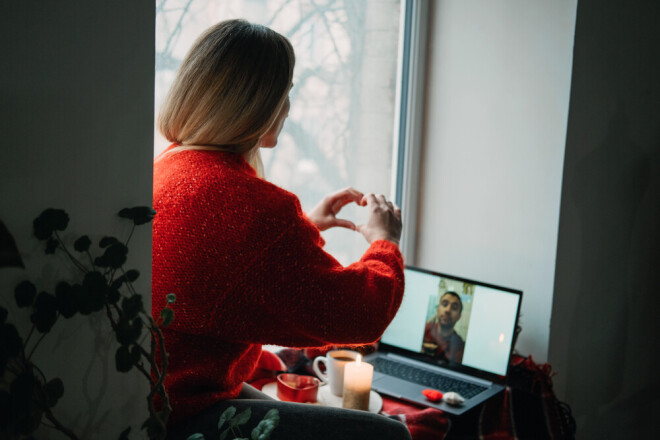 Šobrīd vispopulārāk ir pirmo randiņu pavadīt pastaigā, taču ir pieaudzis arī videozvanos pavadīto randiņu laiks. Kā atzīst aptaujātie, tā ir iespēja redzēt otru cilvēku, sarunāties un kopīgi pavadīt laiku, neuztraucoties par vīrusa izplatīšanās riskiem.