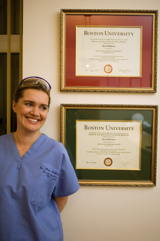 Uz jautājumu, kāpēc, viņasprāt, tieši Amerikā ir viena no lielākajām cilvēku mirstībām no Covid-19, Butkēviča skaidro: “Manā izpratnē tas ir tāpēc, ka cilvēkiem šeit nav imunitātes. Cilvēki nemaz nezina, kā dzīvot citādāk, veselīgāk.”