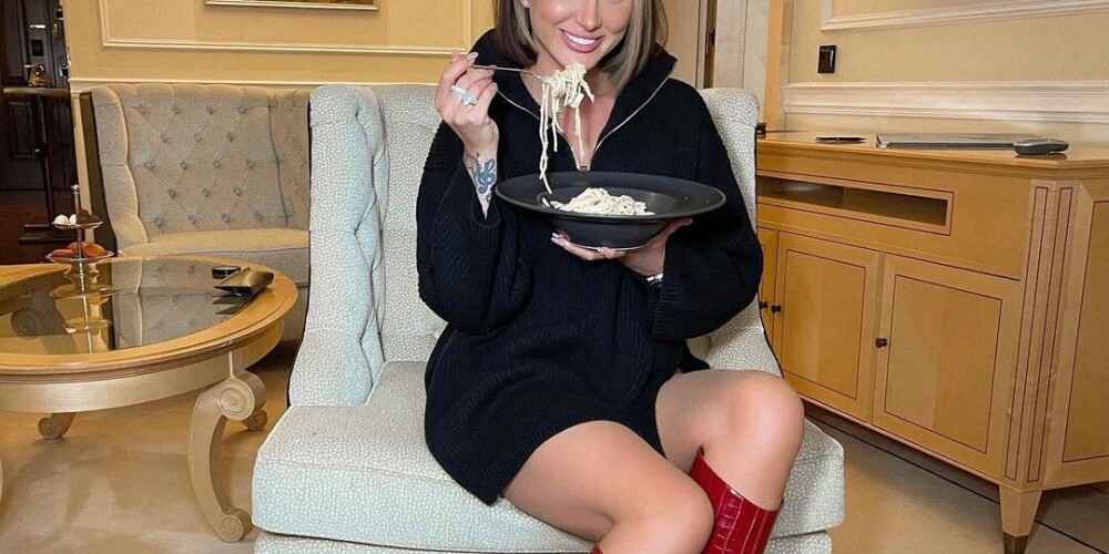 Асти (Asti, настоящее имя Анна Дзюба) - успешная певица дуэта Artik & Asti. Асти (Анна) родилась 24 июня 1990 года, в городе Черкассы на Украине. Детство Ани прошло в городе Черкассы, на берегу Днепра. По сей день именно там проживает семья Ани. Анна пробовала себя в разных профессиях, была помощником адвоката, визажистом. В своих интервью Аня признает, что никогда не думала о том, что станет певицей.