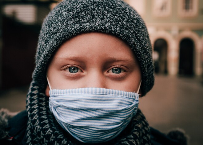 Valdībai uzdod vērtēt, vai prasība bērniem lietot sejas maskas skolā nebūtu atceļama