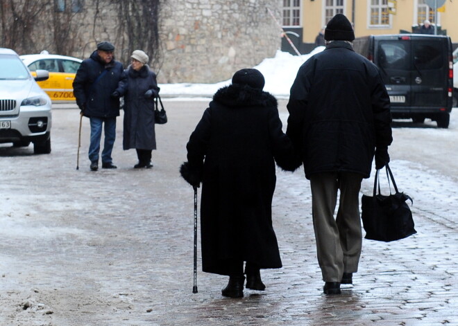 Valdība atbalsta vienreizēja 200 eiro pabalsta piešķiršanu pensionāriem un personām ar invaliditāti