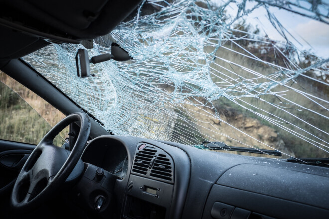 Auto stiklu klāj drošības plēve, kurai jāpasargā no atlūzām.