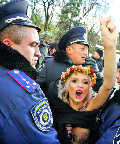 Полицейские арестовывают активистку FEMEN во время акции "Стоп, гомофобия!" у Киевского парламента, 2013