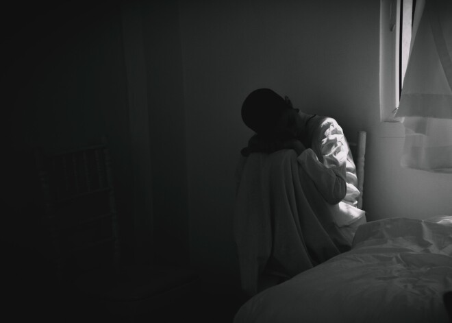 Хождение по мукам рижанки Светланы: привить от Covid-19 лежачего отца невозможно