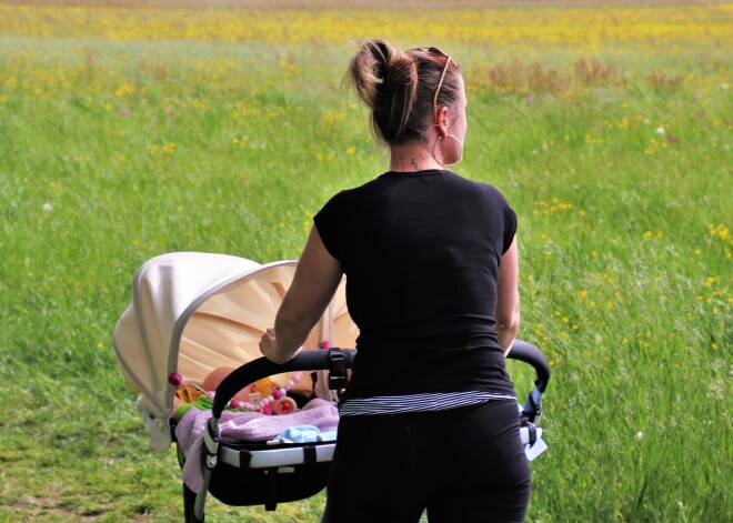 Jaunā māmiņa tā piedzērusies, ka knapi turas pie zīdainīša ratiem