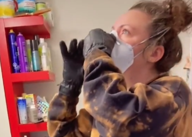 Sieviete noņēma spoguli no vannas istabas sienas un bija šausmās no tā, ko ieraudzīja "otrā pusē"