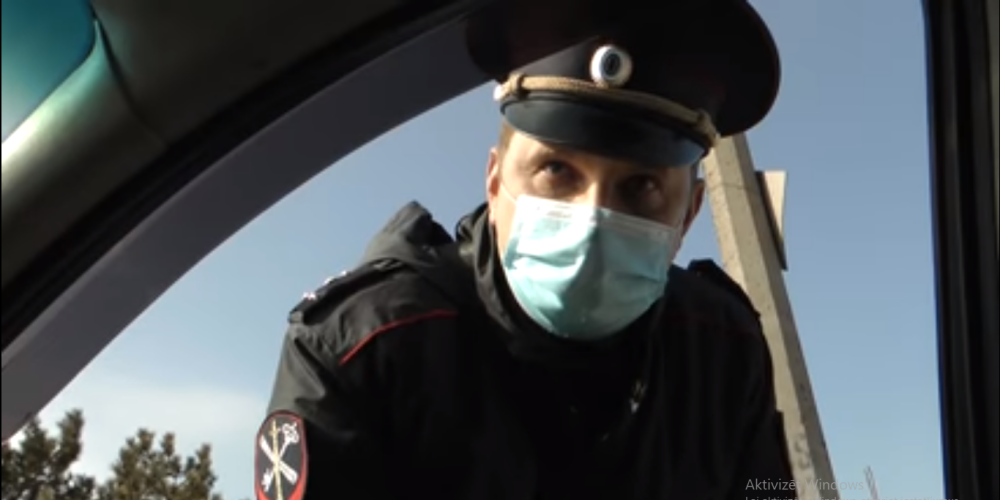 Krievu policistu dīvainā specoperācija okupētajā Krimā: autovadītāju aptur, lai viņus izprašņātu par Navaļņiju