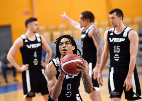 "VEF Rīga" basketbolisti kopā netrenēsies vismaz līdz svētdienai.