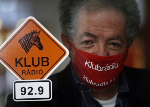 Uz internetu migrējušā "Klubradio" vadītājs Andrašs Arasto. 